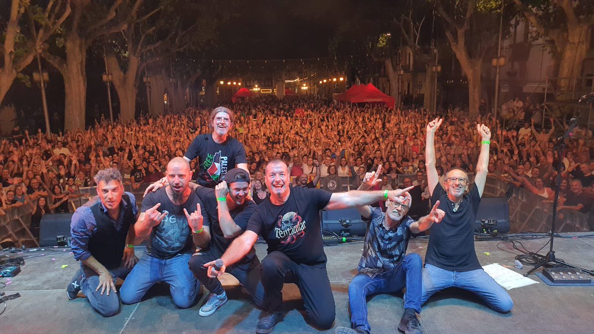 Ahir a <a href="/fest_acustica/">Festival Acústica Figueres</a> de Figueres amb <a href="/jathodire2013/">Ja t'ho Diré</a> 

Felicitat. 

Gràcies!!