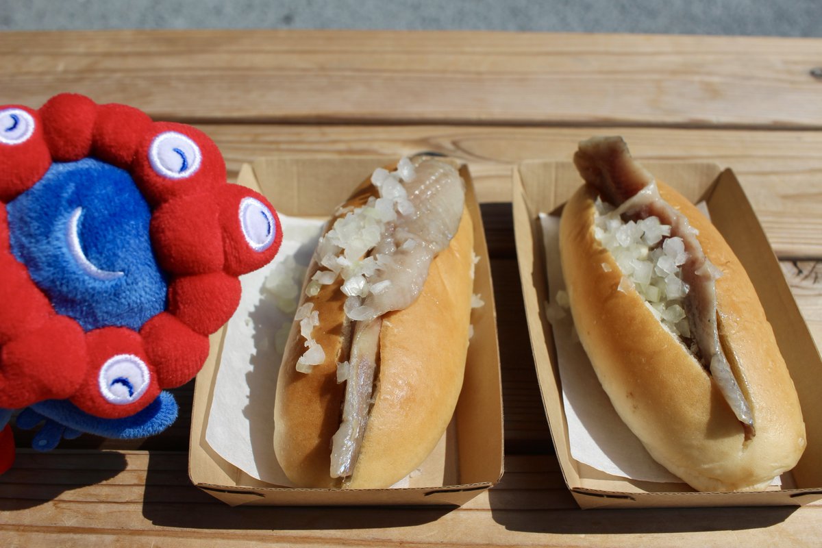 オランダのニシンサンド食べてにっこり