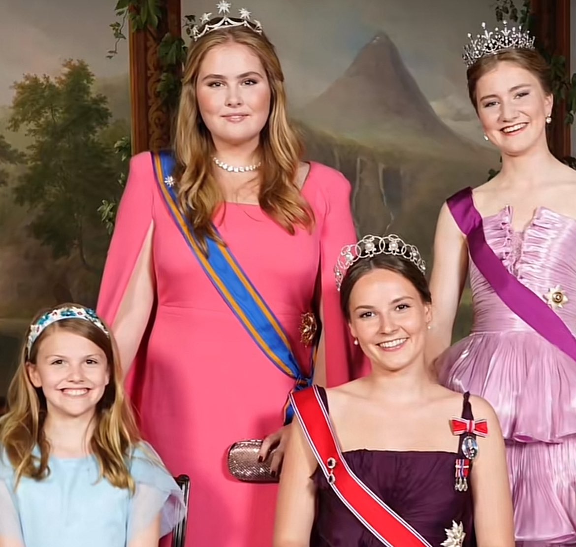 خبر من الديلي ميل البريطانية ان ملكات أوروبا المستقبليات لديهم قروب واتساب ….. how cute is that 💕