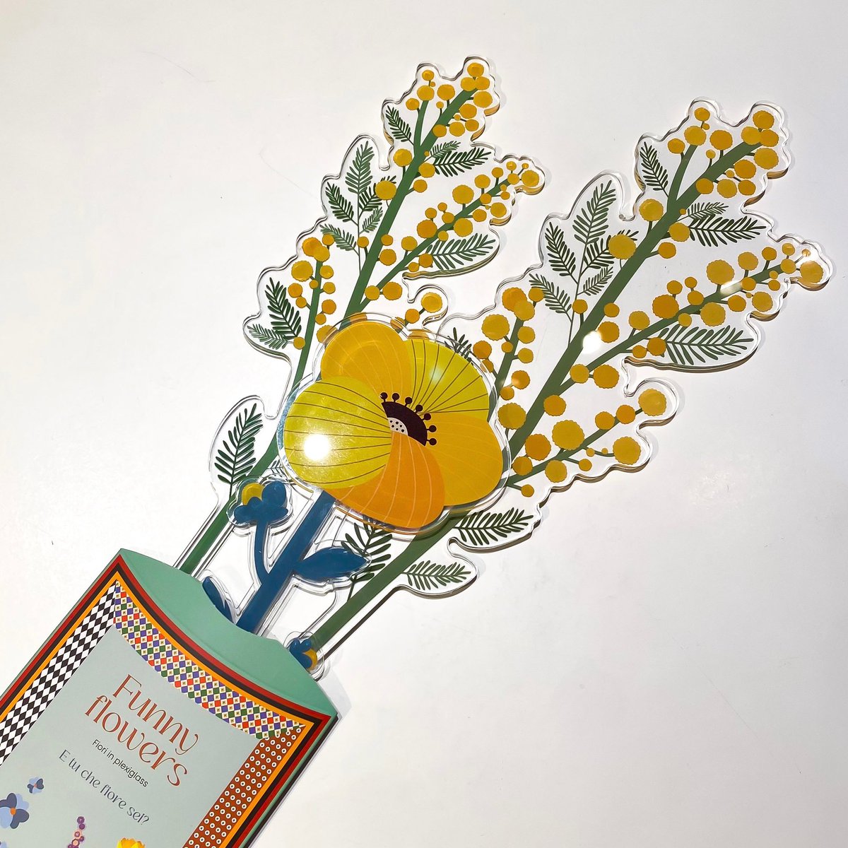 アクリルクリスタルで作られた『Funny flowers』は、飾るだけで空間を