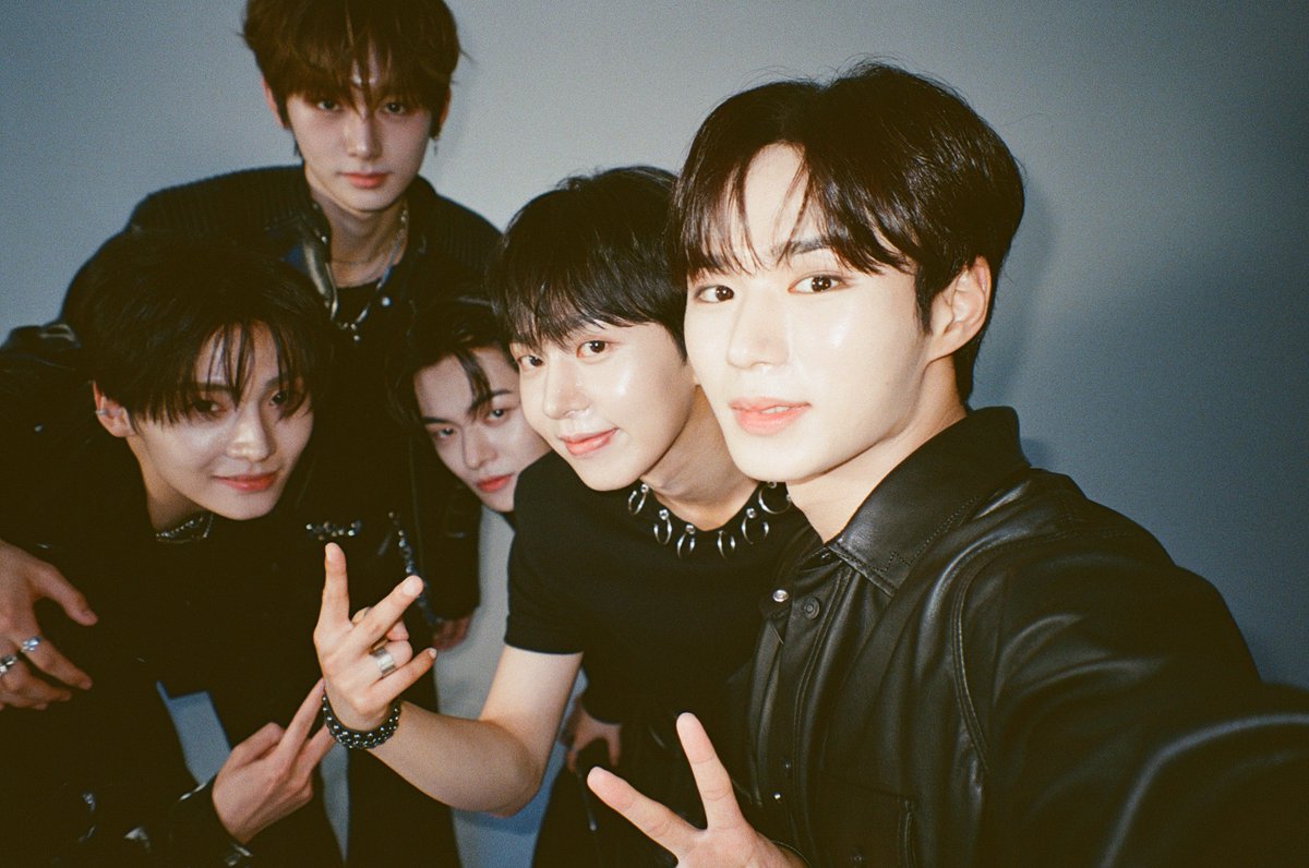 M2MPD's tweet image. 필름카메라로 기록한 8월의 추억📸 9월에도 쭈욱 엠투와 함께해요❣ #8월의엠투 #M2film #SC_SPECIAL #보이즈2플래닛 @_mnetboysplanet