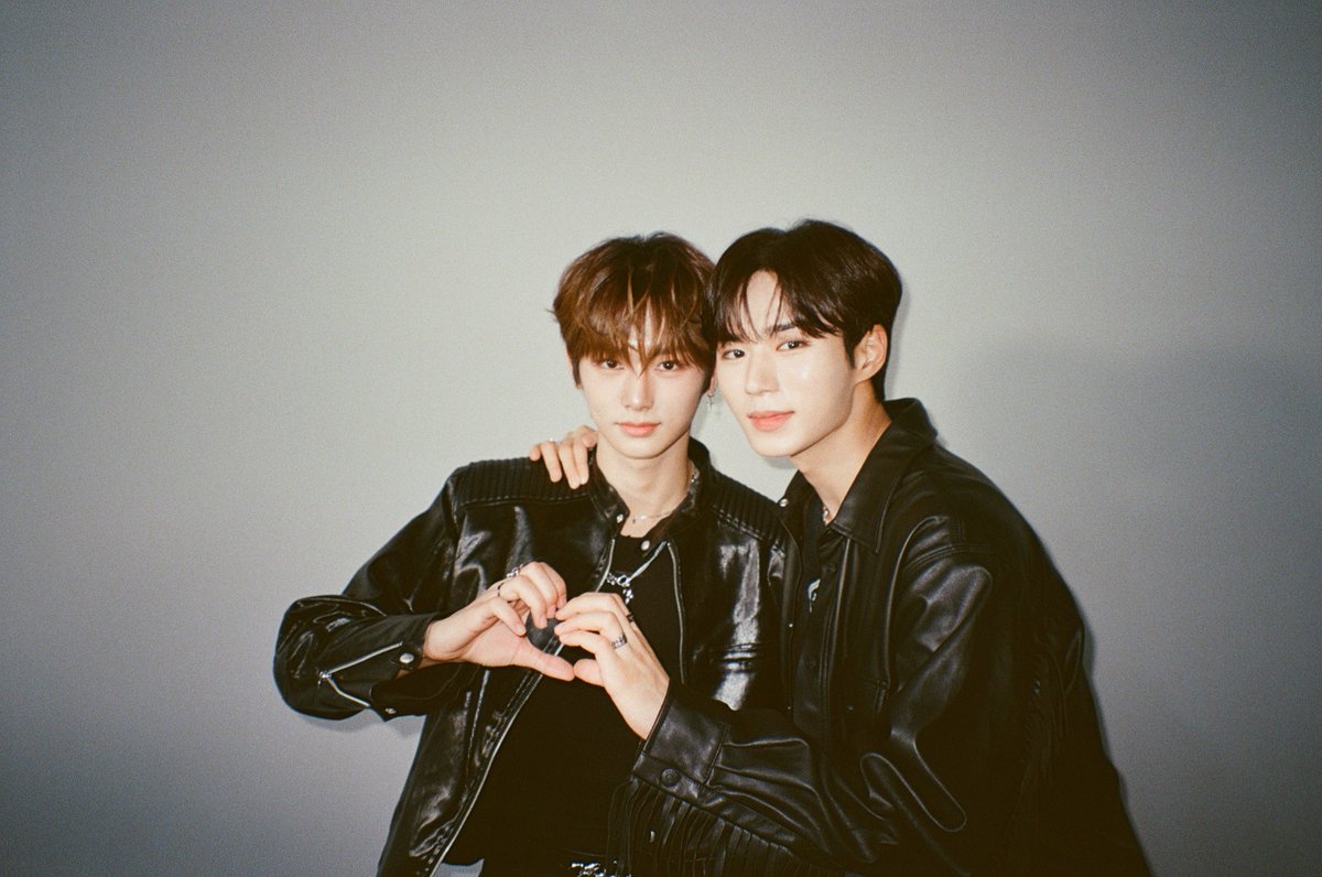 M2MPD's tweet image. 필름카메라로 기록한 8월의 추억📸 9월에도 쭈욱 엠투와 함께해요❣ #8월의엠투 #M2film #SC_SPECIAL #보이즈2플래닛 @_mnetboysplanet