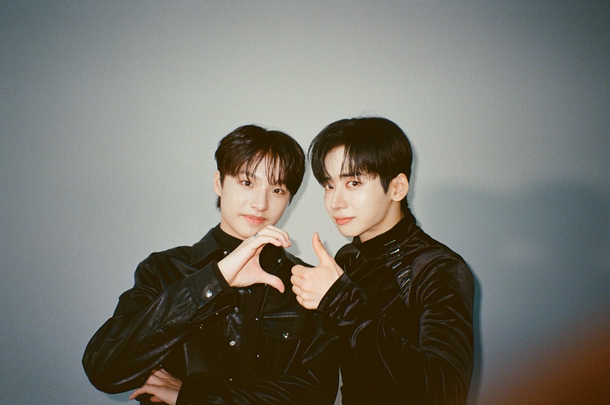 M2MPD's tweet image. 필름카메라로 기록한 8월의 추억📸 9월에도 쭈욱 엠투와 함께해요❣ #8월의엠투 #M2film #SC_SPECIAL #보이즈2플래닛 @_mnetboysplanet