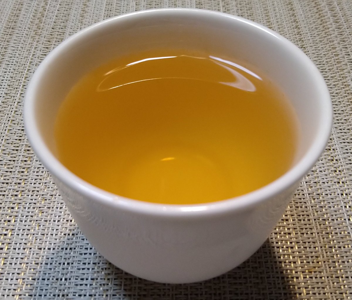 広東省の烏龍茶、鳳凰単叢烏葉。
5g400ml、10時間冷蔵水出し。すっきりとした果香が香る、贅沢な飲み物