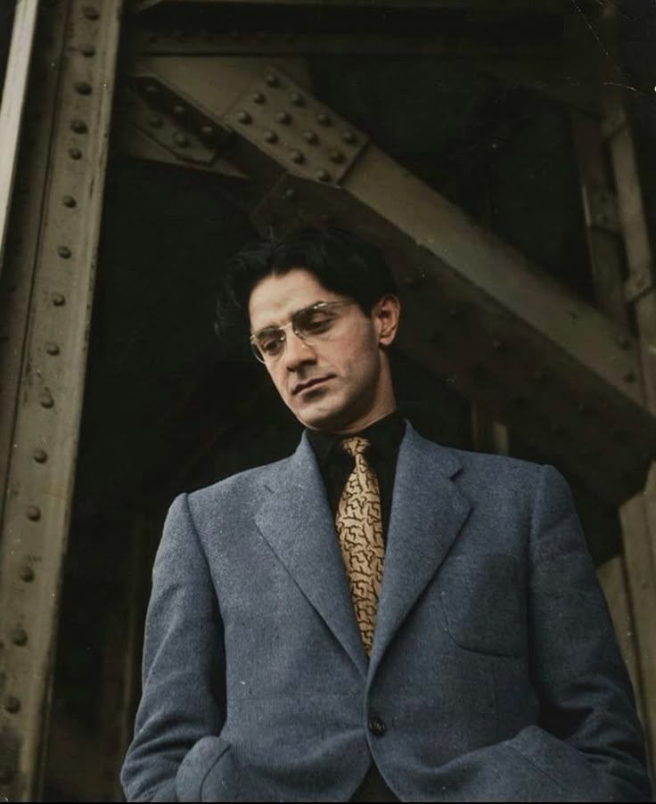 "Bunca yıl sönmemiş umudum
Nisan değilse mayıs
Perşembe değilse pazar."

— Attilâ İlhan