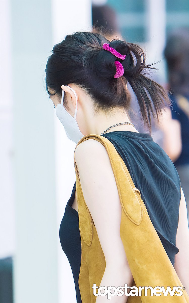 TSN_PHOTO's tweet photo. 레드벨벳 아이린, ‘긴 생머리 여러번 묶어 올린 헤어 스타일’ (인천공항 출국) [HD포토] #인천공항 #출국 #입국 #프리뷰 #레드벨벳 #RedVelvet #아이린 #IRENE https://t.co/WVAmIXgT4X <- Original Photo https://t.co/fPRTe67K9X
