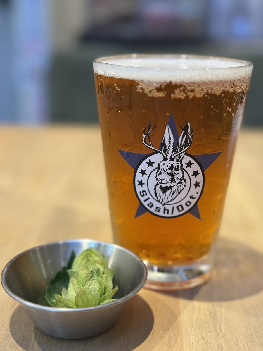 Jun_No13's tweet image. まだ時間があるので更に移動して「Slash/Dot.」さんへ🍻
#クラフトビール 
#SlashDot.
#BlackTideBrewing @BTBkesennuma  
#ICHIBA