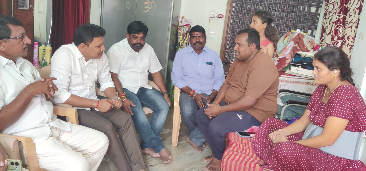 BagathNomula's tweet photo. పెద్దవురా బిఆర్ఎస్ మండల పార్టీ అధ్యక్షులు జటావత్ రవి నాయక్ గారి సతీమణి జాటావత్ కోమా గారు ఇటీవల శస్త్ర చికిత్స చేయిచుకున్నారు.విషయం తెలుసుకొని వారి ఇంటికి వెళ్ళి ఆరోగ్య పరిస్థితి అడిగి తెలుసుకోవడం జరిగింది. https://t.co/nJsEFdms7v