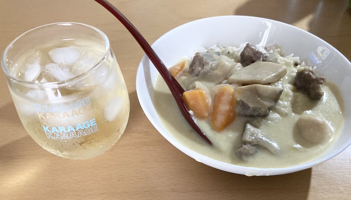 白ワインとホワイトカレーで、8月最後の日にお盆休みやってます🥂