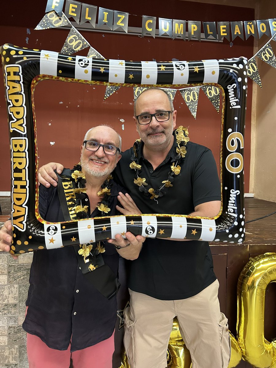 Ayer, mi buen amigo <a href="/yelqtls/">Alfred López ⭐ Ya está el listo que todo lo sabe™</a>, celebró su 60 aniversario rodeado de familiares y amigos. Hace un tiempo leí un texto que hablaba de las personas vitamina; gente positivisa, inspiradora y motivadora. Así es Alfred. Muchas felicidades, chavalín. ¡Y que cumplas muchos más!
