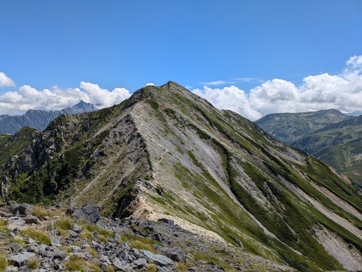 jump_trail's tweet image. 土曜日は折立→薬師沢・雲ノ平→鷲羽岳・三俣蓮華岳→黒部五郎小屋を6時間45分、CT38％。日曜日は黒部五郎小屋→太郎平→折立を4時間40分。トレラン装備ならギリギリ日帰りもできるコースを1泊2日。今シーズン一番の天気、素晴らしい景色でした。