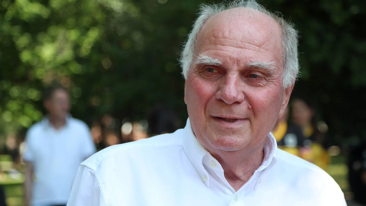 saebenerwatch's tweet photo. If the conditions are acceptable - and if Uli Hoeneß still has even a little left of the Uli Hoeneß who once let Mehmet Scholl sleep on his couch, then he approves a permanent transfer of Jackson. https://t.co/WYJtz2sJZQ