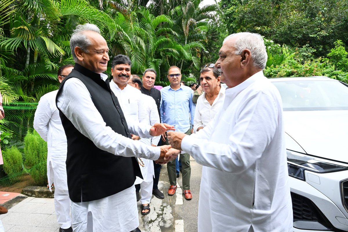 Ashok Gehlot (@ashokgehlot51) on Twitter photo आज 49, सिविल लाइंस निवास पर हरियाणा के पूर्व मुख्यमंत्री श्री भूपेन्द्र सिंह हुड्डा, रोहतक सांसद श्री दीपेन्द्र सिंह हुड्डा ने मुलाकात की। <a href="/BhupinderShooda/">Bhupinder Singh Hooda</a> <a href="/DeependerSHooda/">Deepender Singh Hooda</a> आज 49, सिविल लाइंस निवास पर हरियाणा के पूर्व मुख्यमंत्री श्री भूपेन्द्र सिंह हुड्डा, रोहतक सांसद श्री दीपेन्द्र सिंह हुड्डा ने मुलाकात की। <a href="/BhupinderShooda/">Bhupinder Singh Hooda</a> <a href="/DeependerSHooda/">Deepender Singh Hooda</a>