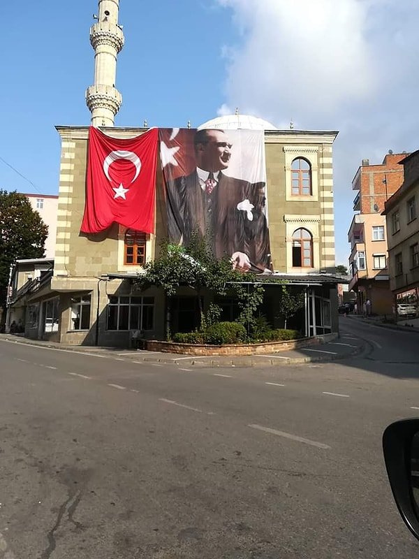 Trabzon'da her sene yaşanan aynı olay. 
Bakın bazı yerlerde hala kripto İsrailliler var ki insanları birbirine düşürmek görevleri 

Bunu her sene yapan insanların sinir uçları ile oynayan
Trabzon’da Yenimahalle İncirlik Camii Yaşatma Derneği Başkanı Ali Sait Yılmaz 
#SONDAKİKA