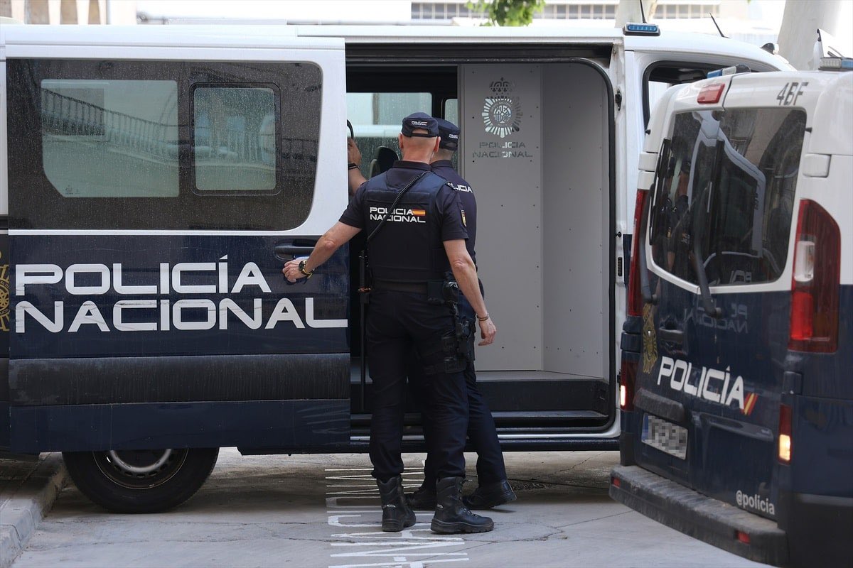 🇪🇸 | Un marroquí de supuestamente 17 años residente en el centro de MENAS de Hortaleza (Madrid), violó a una niña española de 14 la noche del viernes al sábado frente al centro. La menor estaba muy conmocionada y tuvo que ser ingresada en La Paz.