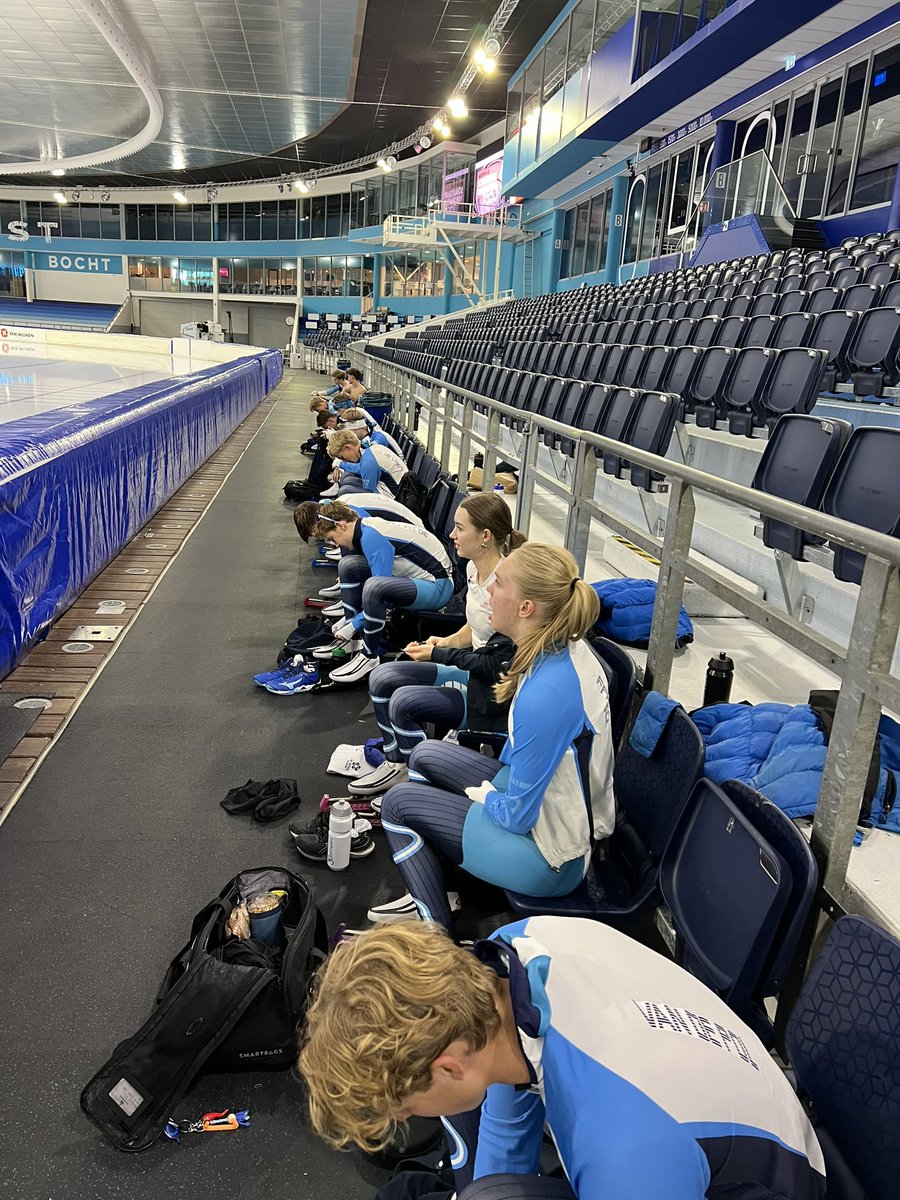 elviraSalet's tweet photo. Onze #jonkies Liz Wolters en Benthe Kamerling zijn ook weer #gespot #trainingsrondjes op het #IJS in @Thialf ๐๐
#DevelopmentSprintTeamOOST๐
@Mac3Park Mens&Zo @DeScheg https://t.co/QLETAvzPHF @SportDeventer @Salland_1 https://t.co/JlQdgqZ65r
