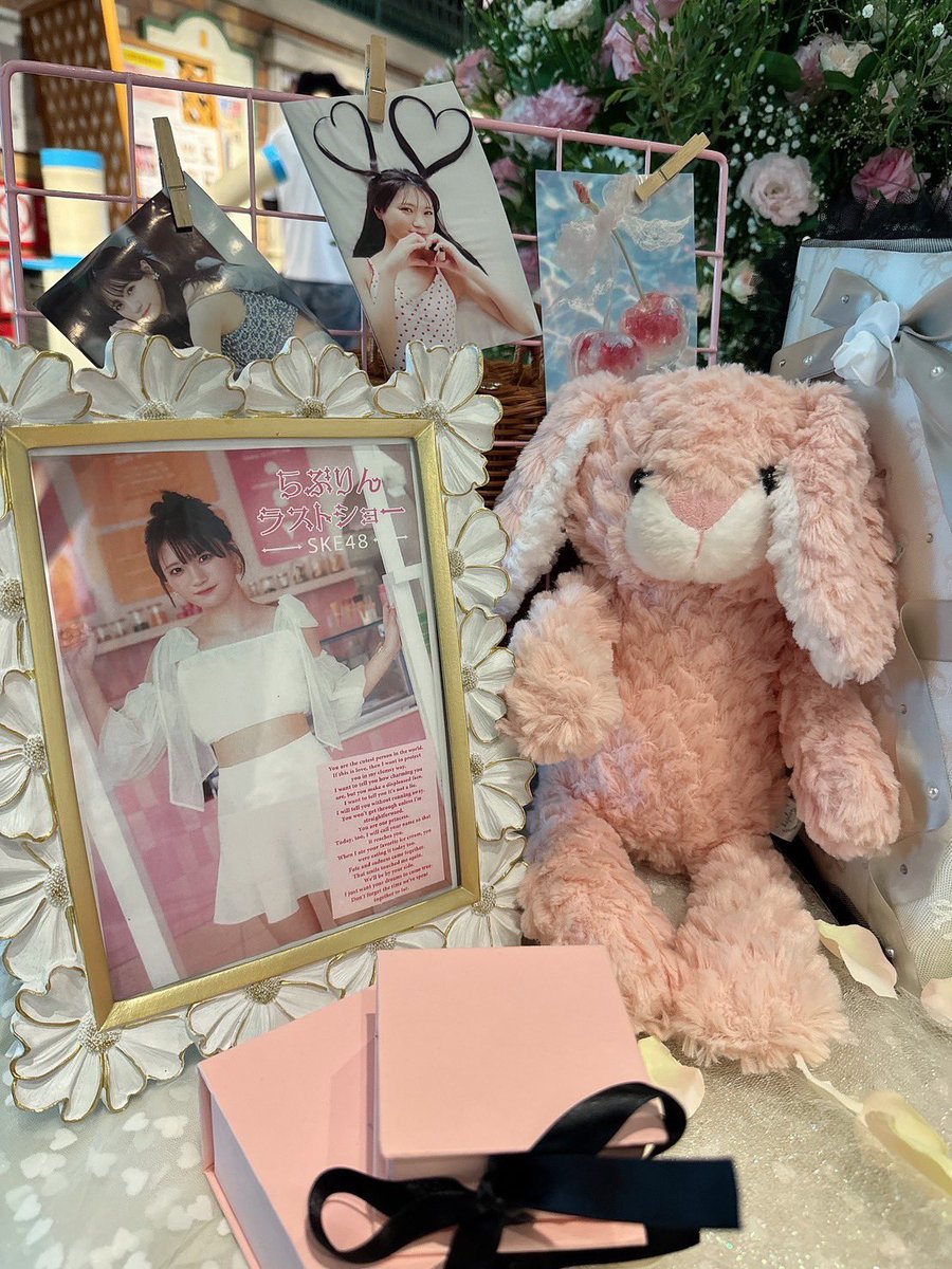 🐰【卒業公演振り返り2】🍨
背景にはピンクでいっぱいのお花を…🌸
サイドにもお花とリボンで“可愛い”を表現しました🎀
テーブルには7/30に発売された写真集を表現しています。バリ島で撮影された写真集は可愛いが詰まってます🥺🫶🏻
メッセージアルバムも写真集で使用された衣装をモチーフにしました😊