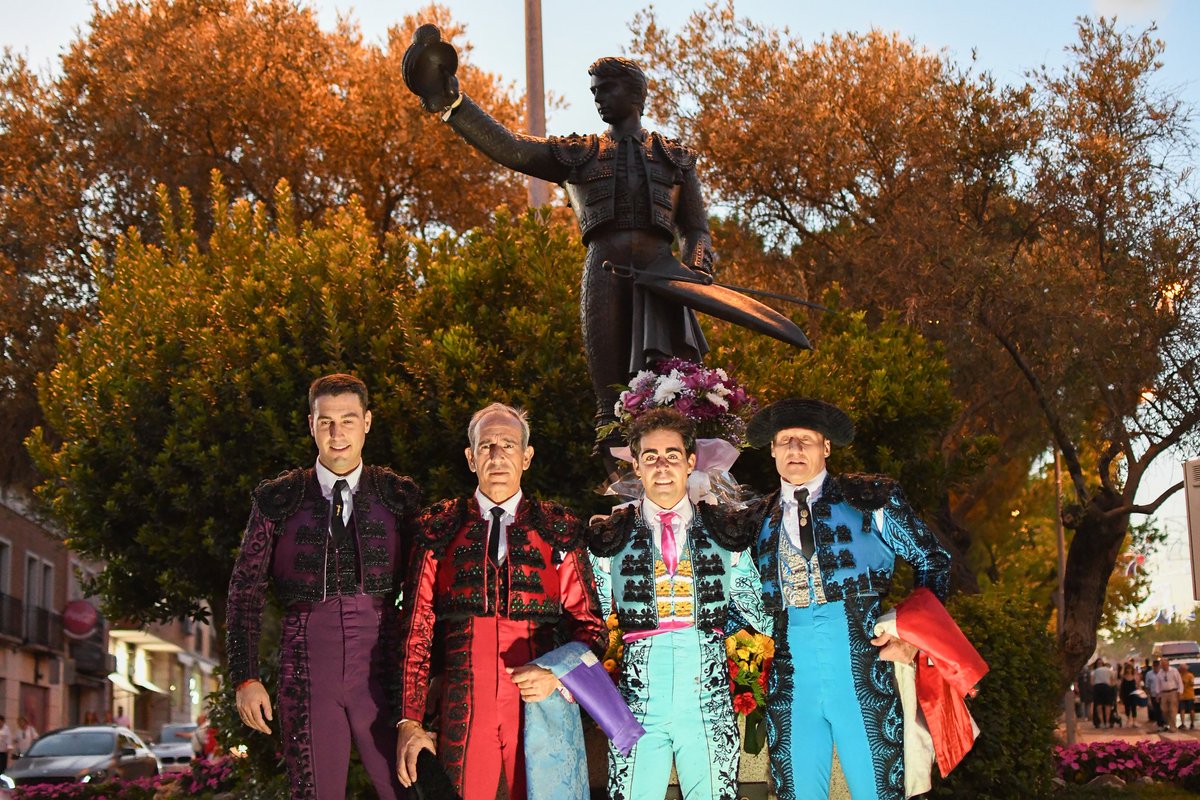 ✨️ Miguel de Pablo terminó su salida a hombros en la estatuta de José Cubero "Yiyo".

🖤 En el 40 aniversario de su muerte, entregarse y torear con el alma era la mejor forma de honrarle.

¡Por siempre, Yiyo!