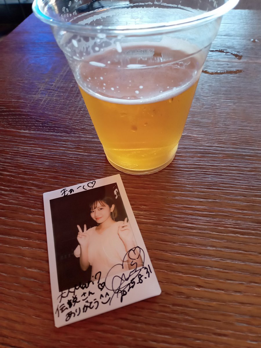 201122_md_mark's tweet photo. 2マンライブ終了後物販
まったりタイム🍺
個人的に1番最初の7チェキ(17年前)と撮りたてのチェキ
いつの間にか伝説さんになってた(笑)👴
#Mari7 https://t.co/BKzhrP8q1x