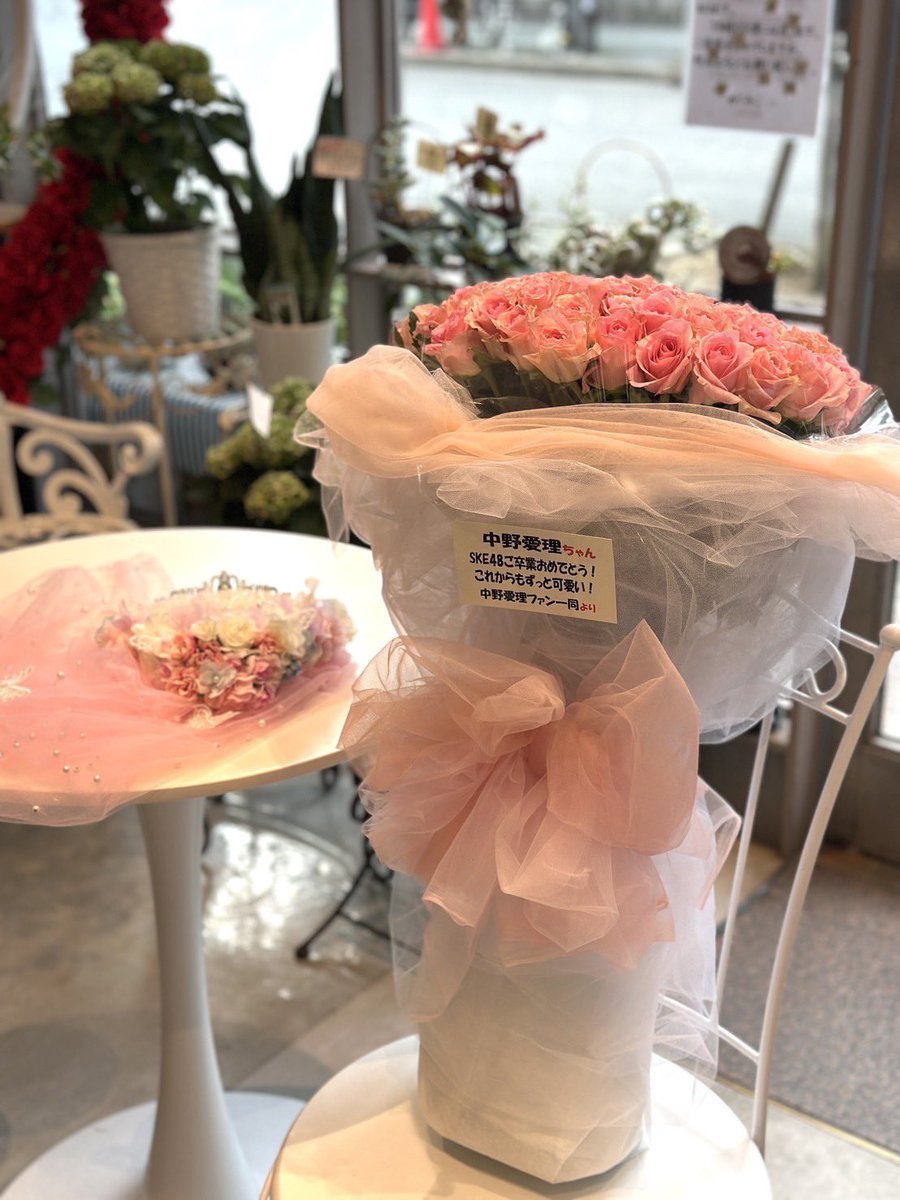 🐰【卒業公演振り返り4】🍨
花冠にはティアラを付けて頂きました✨️
ベールにはパールが付いていて、実は蝶々も隠れています🤫💓
花束は100本のピンクのバラを用意しました。
花言葉は｢100%の愛｣です🌹
バラの真ん中にはキラキラのハートが……❣️
ファンの愛がらぶりんに届きますように…🤭