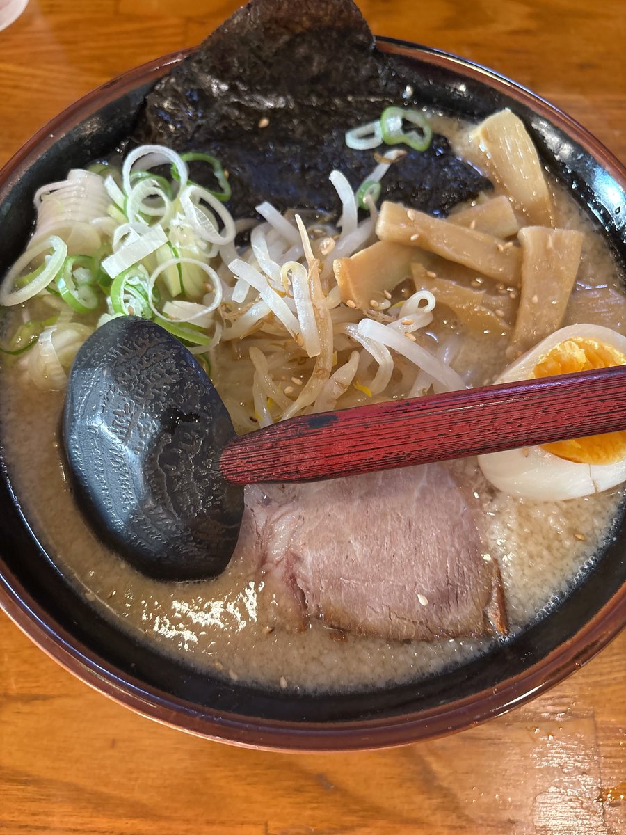 東根市【らーめんこう路】らーめん、ごましょうゆ味。
開店20分前から汗だくで待機。一昨日の夜、満車で入れなかったのでリベンジ‼︎
相変わらずの美味しさ。店主に顔を覚えてもらえてるのは嬉しいですね😄
昼、夜違うタイプの豚骨を食べれて幸せな休日でした😂