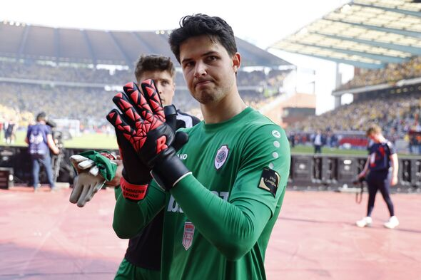 Manchester United are still exploring a move for Aston Villa goalkeeper Emi Martinez having had a loan bid rejected earlier in the window.

Martinez is a possibility if Royal Antwerp's Senne Lammens isn't agreed.

No plans to sign both. Talks with Lammens to continue today.🧤

🤝
