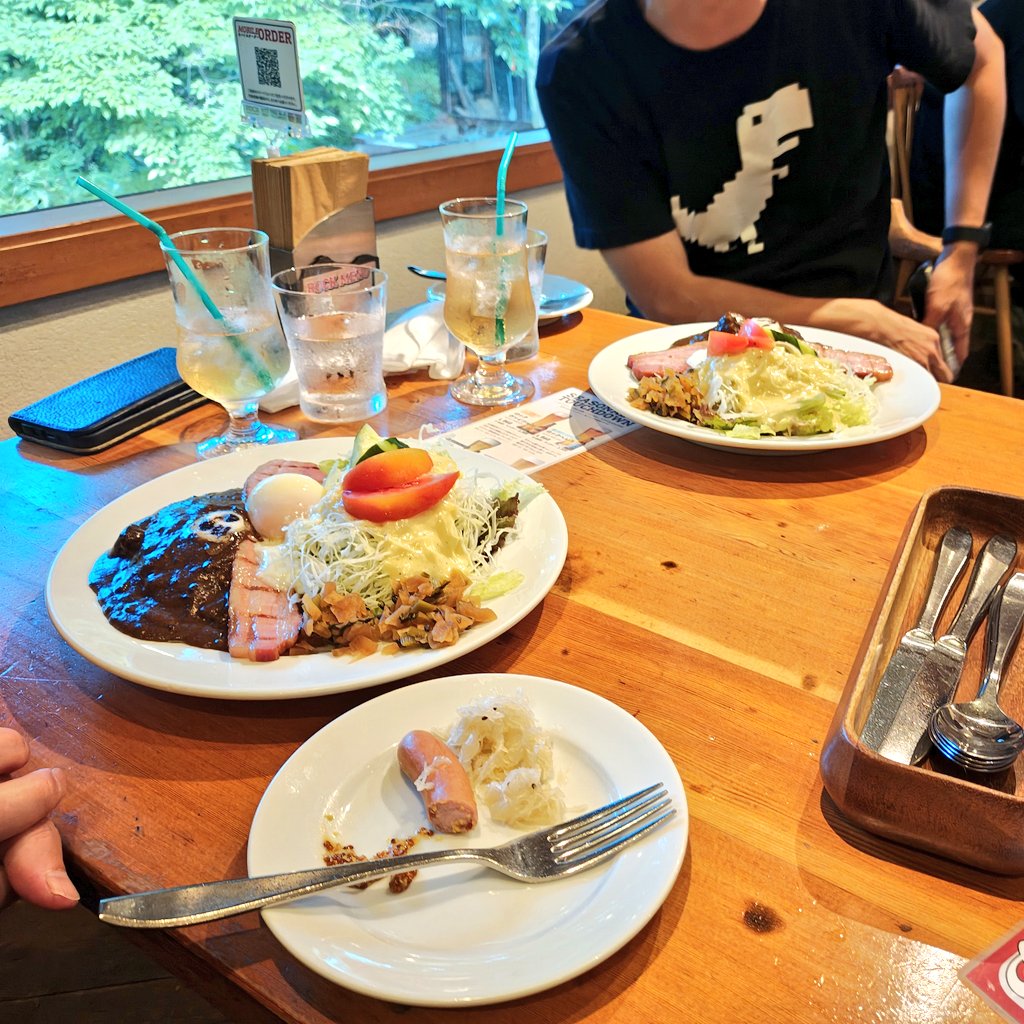 もくもく会が終わり、萌木の村ROCKでみんな仲良くカレー食べてます😋
#甲斐国もくもく会