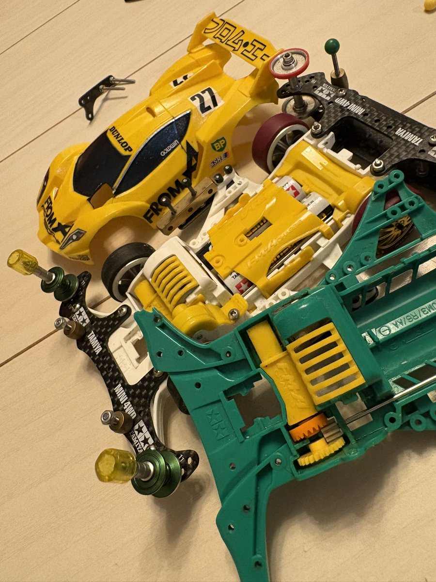 2年越しでやっと、バンパー折れしてちエース機のシャーシ交換した！
緑のシャーシが好きなんだけど手持ちにないし探すの持ってんで白シャーシ。
少しでも長持ちしますように…