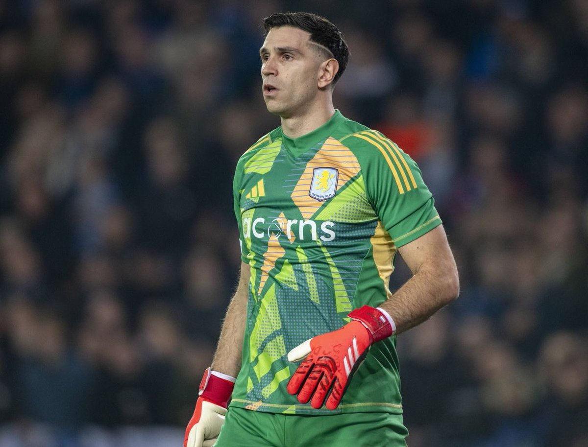 mufcytp's tweet image. 💣🚨🚨BREAKING: Manchester United and Aston Villa have held talks about the possibility of Jadon Sancho going to Villa and Emi Martinez coming to United.

[@McGrathMike]

If we pull this swap deal, it’ll hit better than the Cunha &amp;amp; Mbeumo deals combined! 🔥