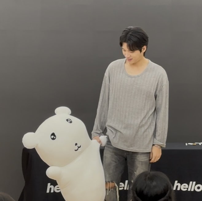 아빠와 아들🤍🤍
아들보다 아빠가 더 귀여운게 가능하넴…

#헬로라이브 #남우현 #대면 #팬싸