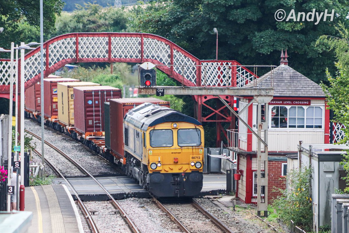 holtona72's tweet image. #SignalboxSunday A charming view from #Rutland yesterday as @GBRailfreight 66713 'Forest City' powered its way past Oakham Level Crossing box working 4M23 Felixstowe North #GBRF to Hams Hall intermodal. #ShedWatch 30/8/25
@therealRitchP can you spot @Bennybizzle1? #WheresBenny 🧐