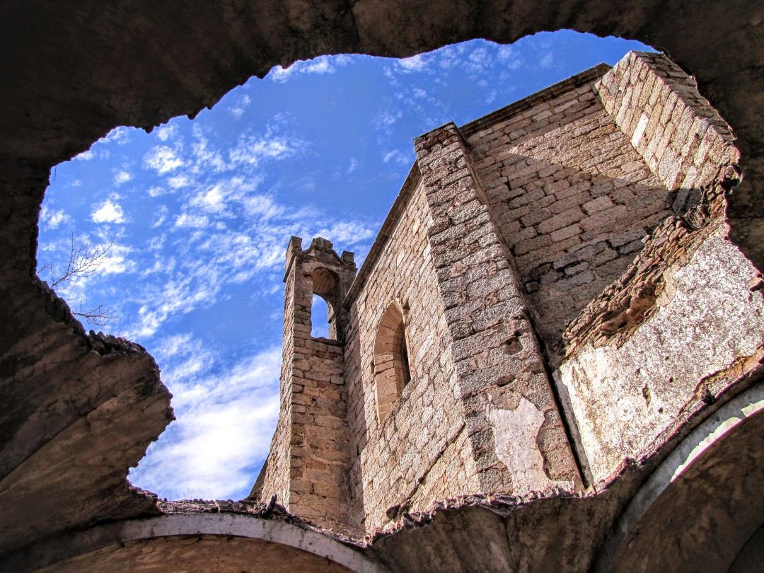#GoodMorning from the #Abbey of San Antonio in #GarrovillasdeAlconetar, a building that, we could take as an example and maximum exponent of the #Art in #Ruins of #Extremadura. #Heritage buff.ly/2yAuZf3