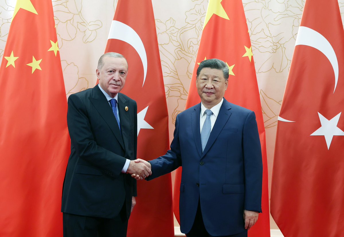 T.C. Cumhurbaşkanlığı (@tcbestepe) on Twitter photo Cumhurbaşkanımız <a href="/RTErdogan/">Recep Tayyip Erdoğan</a>, Şanghay İşbirliği Örgütünün 25. Devlet Başkanları Konseyi Zirvesi nedeniyle bulunduğu Çin'deki ikili temasları kapsamında Çin Devlet Başkanı Şi Cinping ile bir araya geldi. Cumhurbaşkanımız <a href="/RTErdogan/">Recep Tayyip Erdoğan</a>, Şanghay İşbirliği Örgütünün 25. Devlet Başkanları Konseyi Zirvesi nedeniyle bulunduğu Çin'deki ikili temasları kapsamında Çin Devlet Başkanı Şi Cinping ile bir araya geldi.