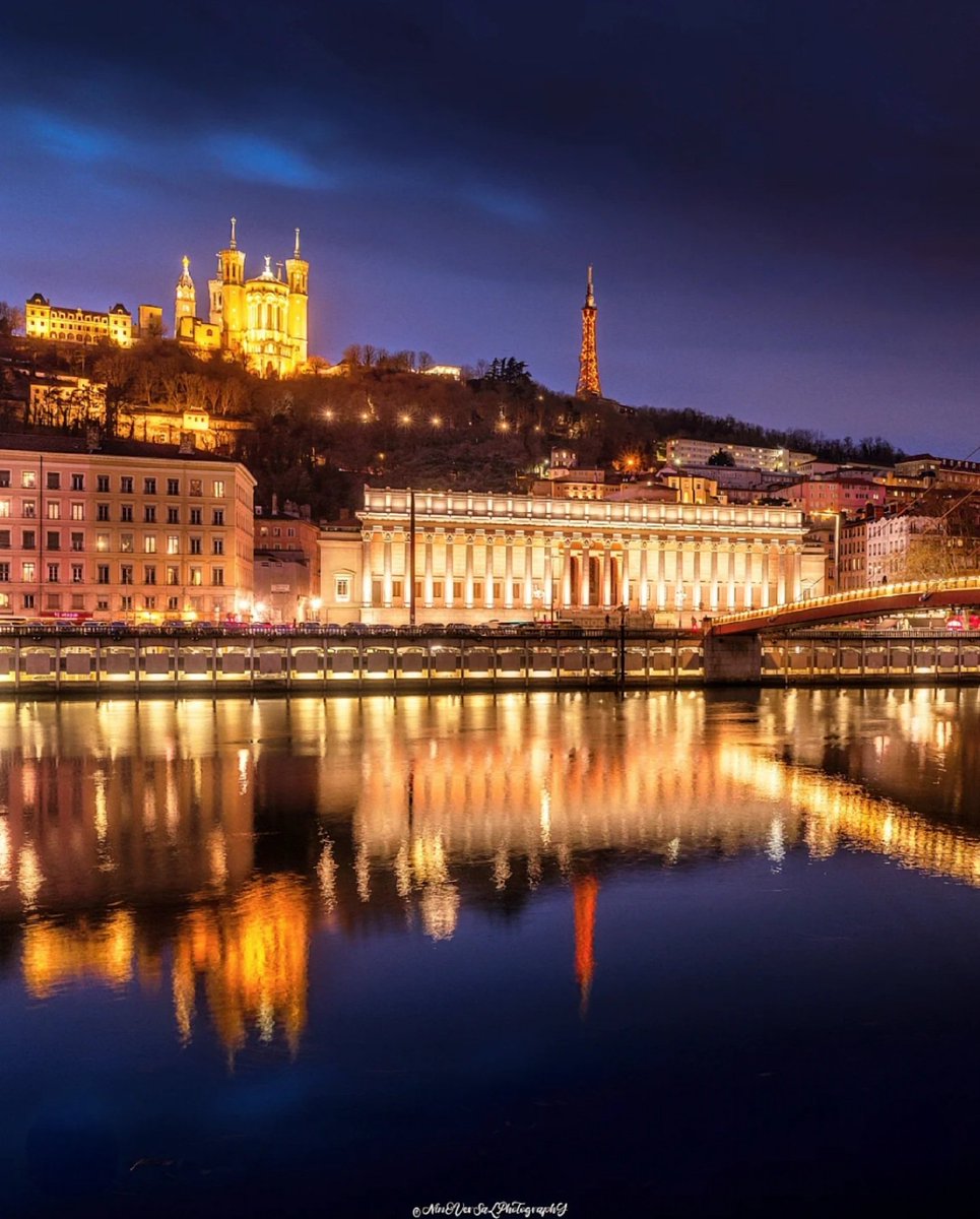 Lugdunum, la seule Olympe, la vraie ville lumière, Virtute duce comite fortuna 🦁 🔅

Par ©️ Ninoversalphotography ( Instagram / Facebook)

#Lyon #picoftheday #pictureoftheday #photooftheday #photography