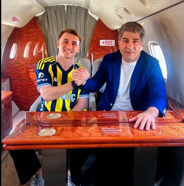 futbolarena's tweet image. SON DAKİKA - Kerem Aktürkoğlu, Fenerbahçe formasını giydi.