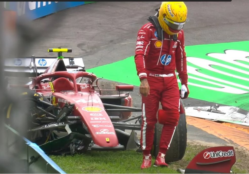 gabmartineelli's tweet image. eu sacrificaria todos vocês, inclusive essa equipe só pro lewis hamilton voltar a sorrir