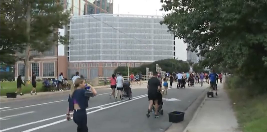 CLTMayor's tweet image. What a morning, Charlotte! 

The energy at the Around the Crown 10k was unmatched. The race isn’t just about fitness, it’s about community, determination, and showing the world what Charlotte is made of. Proud of all that participated!