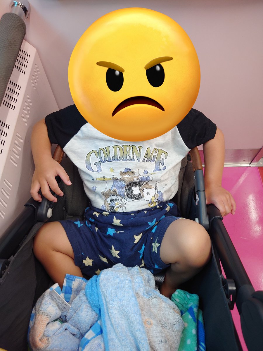 皆に手を振ったのに同年代の子だけ
そのまま去っていったのが気に食わなくて
不貞腐れた態度してるベビ

アイドルみたいな美少女、モデルな美女に
ロレックス付けた金持ちマダムにまで
お手振りしてもらって
可愛い😊いい子😊綺麗な顔😊
って褒められたんだから🙄