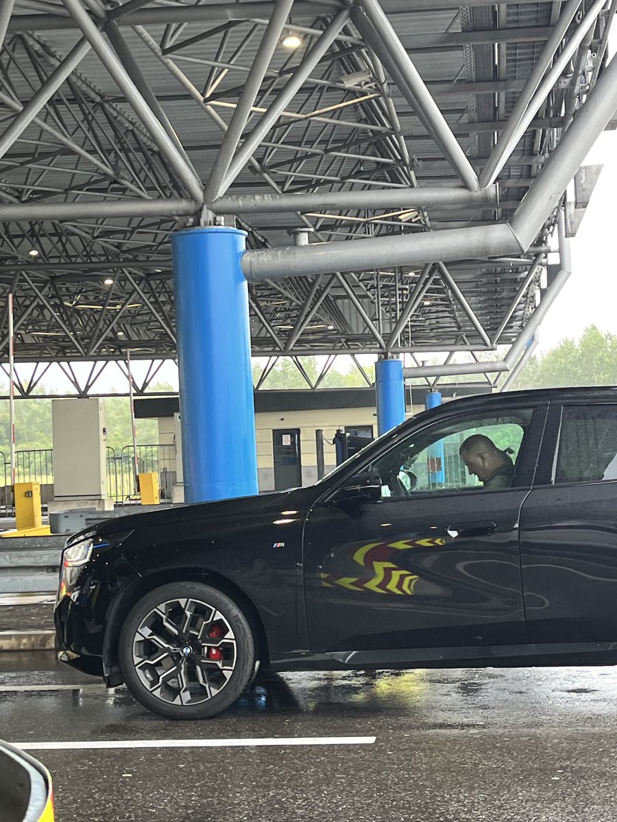 Tužilac Stefanovic putuje - vraća se u Srbiju upravo… skup, nov i ogAVan BMW, how appropriate!!!