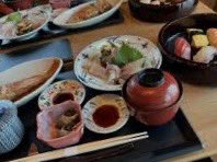 海と山にかこまれた伊根の舟屋に行ってきました。
海は穏やかで、澄み渡っており
料理も新鮮で有意義な時間を過ごせました。

お国柄で差別するのは嫌なんですけど、中国人観光客の多さにはびっくりしました。うるさいので静かにして欲しい(-ω-；)