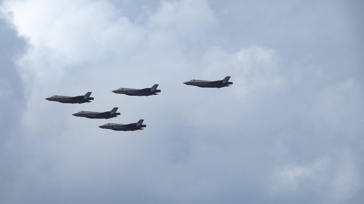 🇳🇱 RNLAF 5 x F35a flyby @ EHEH  🤙

#NLspot #RNLAF #F35 #garden