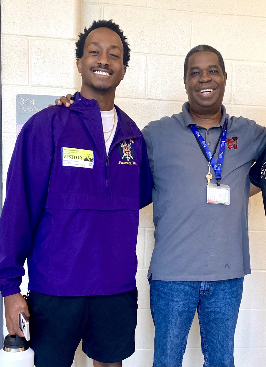 zerdob's tweet image. From a senior at Westwood (c/o 2022) to a senior at USC (c/o 2026). Super proud of this young man!
This is my 13th year at WW and the absolute best part of my job is seeing our RedHawk  grads doing well beyond The Castle and when they come back to visit!❤️🖤