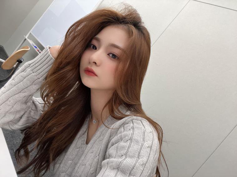 난 과제에 지친 대학생
하지만 고양이에게만큼은 상냥하지
무드라서 귀여움