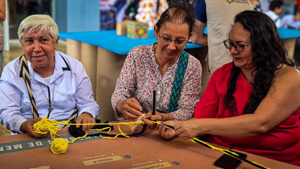 CentroMemoriaH's tweet photo. Nuestro taller «Entretejer y tejer la memoria» fue un espacio de diálogo y encuentro en torno a los procesos de memoria histórica. Las y los participantes compartieron experiencias y reflexiones sobre la memoria en sus municipios mientras iban tejiendo.

De esta manera, el ejercicio permitió reconocer memorias diversas, valorar aprendizajes y visibilizar las formas en que las comunidades han afrontado el conflicto, convirtiéndose en un acto de cuidado, sanación y esperanza.

Finalmente, el cierre estuvo marcado por la invitación a seguir entretejiendo historias que sostengan la vida, la dignidad y la construcción de paz en los territorios.