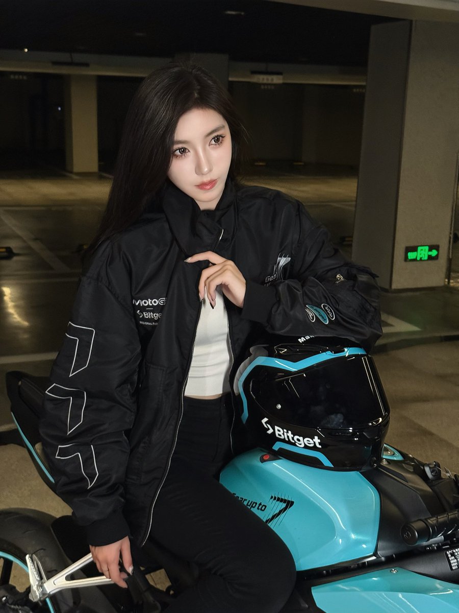 Bitgetyaya's tweet image. 跟着机车美女七七感受夜骑🤤

#Bitget 机车服谁想要？🙋🏻‍♀️

#GearUpTo7 #Bitget七周年