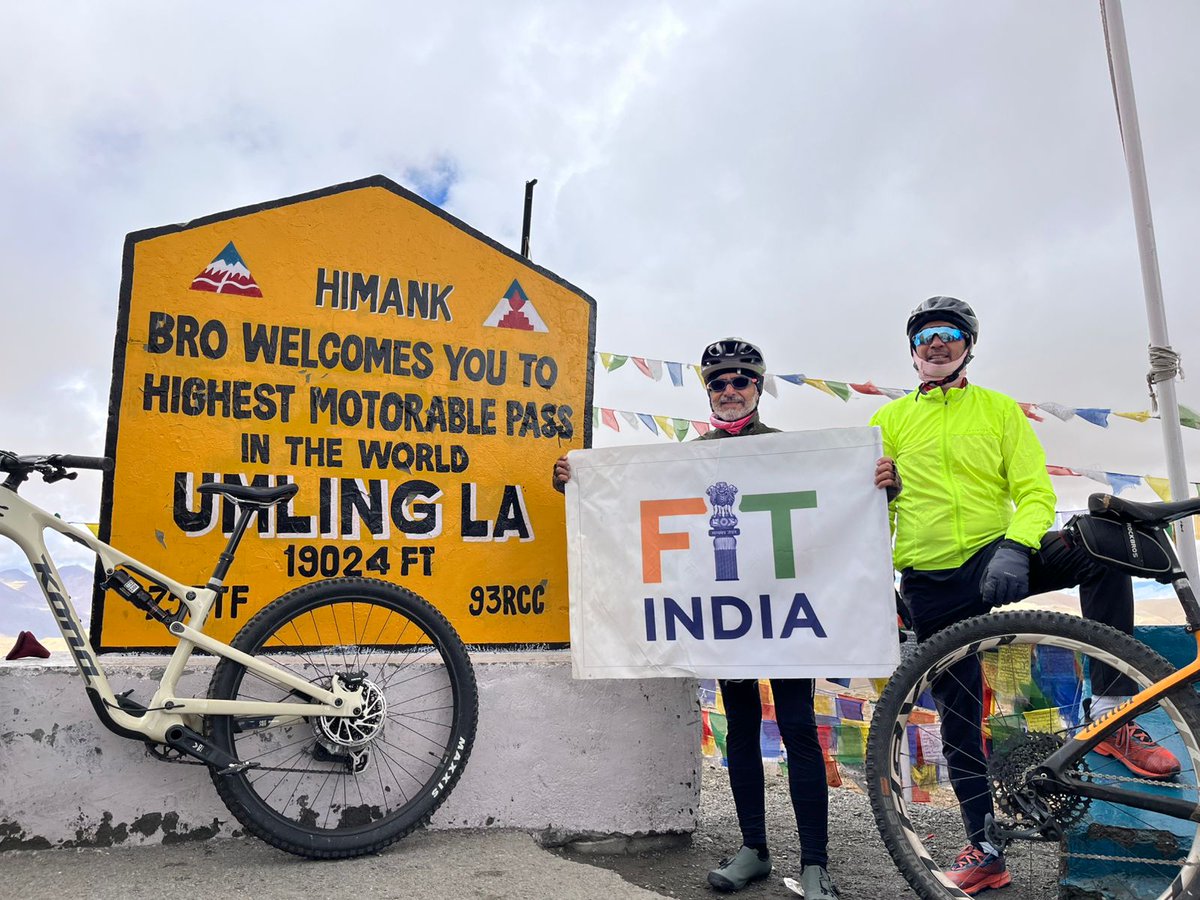 FitIndiaOff's tweet image. From the heights of 19,024 celebrating the spirit of #NationalSportsDay2025, a salute to fitness, resilience and the true spirit of #FITIndia💪🇮🇳
At the age of 60, Rajesh Kalra, philanthropist, media veteran and a fitness inspiration for the nation cycled to Umling La, the…