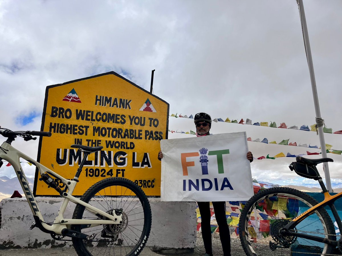 FitIndiaOff's tweet image. From the heights of 19,024 celebrating the spirit of #NationalSportsDay2025, a salute to fitness, resilience and the true spirit of #FITIndia💪🇮🇳
At the age of 60, Rajesh Kalra, philanthropist, media veteran and a fitness inspiration for the nation cycled to Umling La, the…