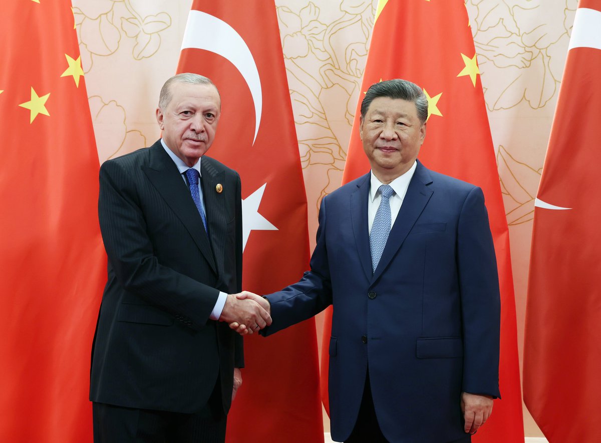 Çin Devlet Başkanı Şi, Cumhurbaşkanı Erdoğan ile görüşmesinin ardından açıklamalarda bulundu ⤵️

— Çin ve Türkiye, bağımsızlık ruhuna sahip yükselen büyük ülkeler ve 'Küresel Güney'in önemli üyeleri

— Çin-Türkiye stratejik işbirliğini yeni bir seviyeye taşıyarak daha adil ve