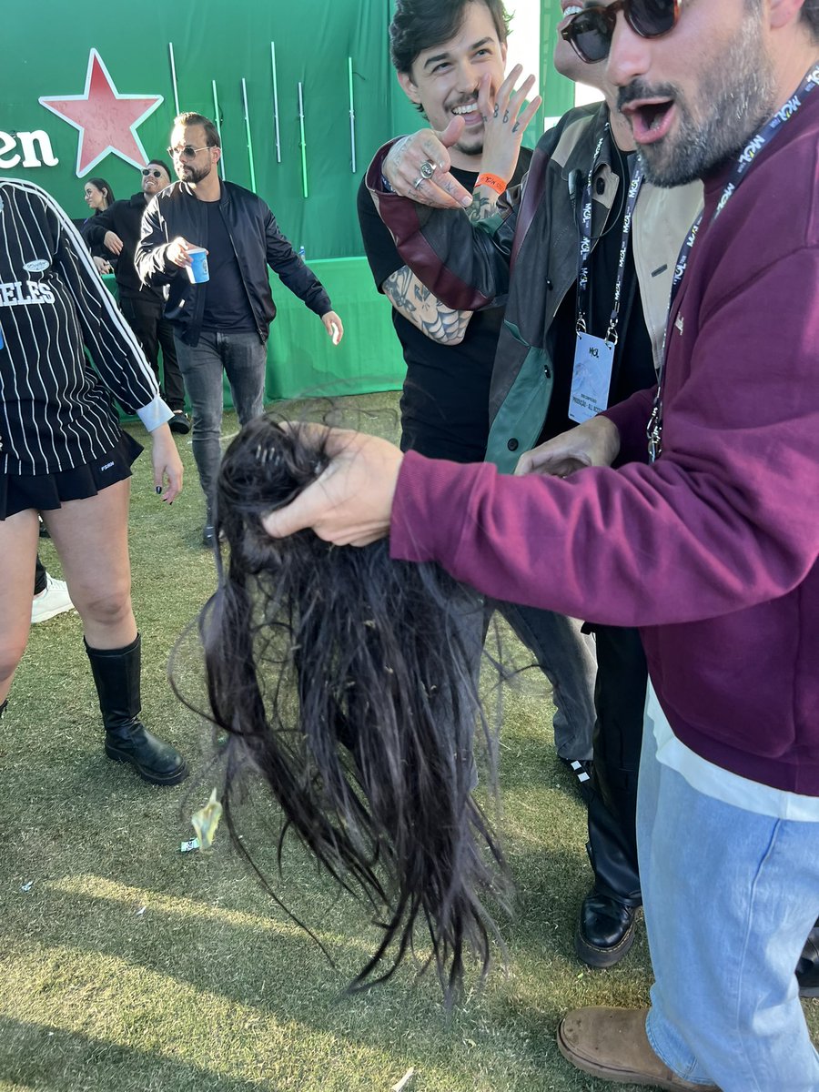 achamos o mega de alguma diva perdido no chão da mol