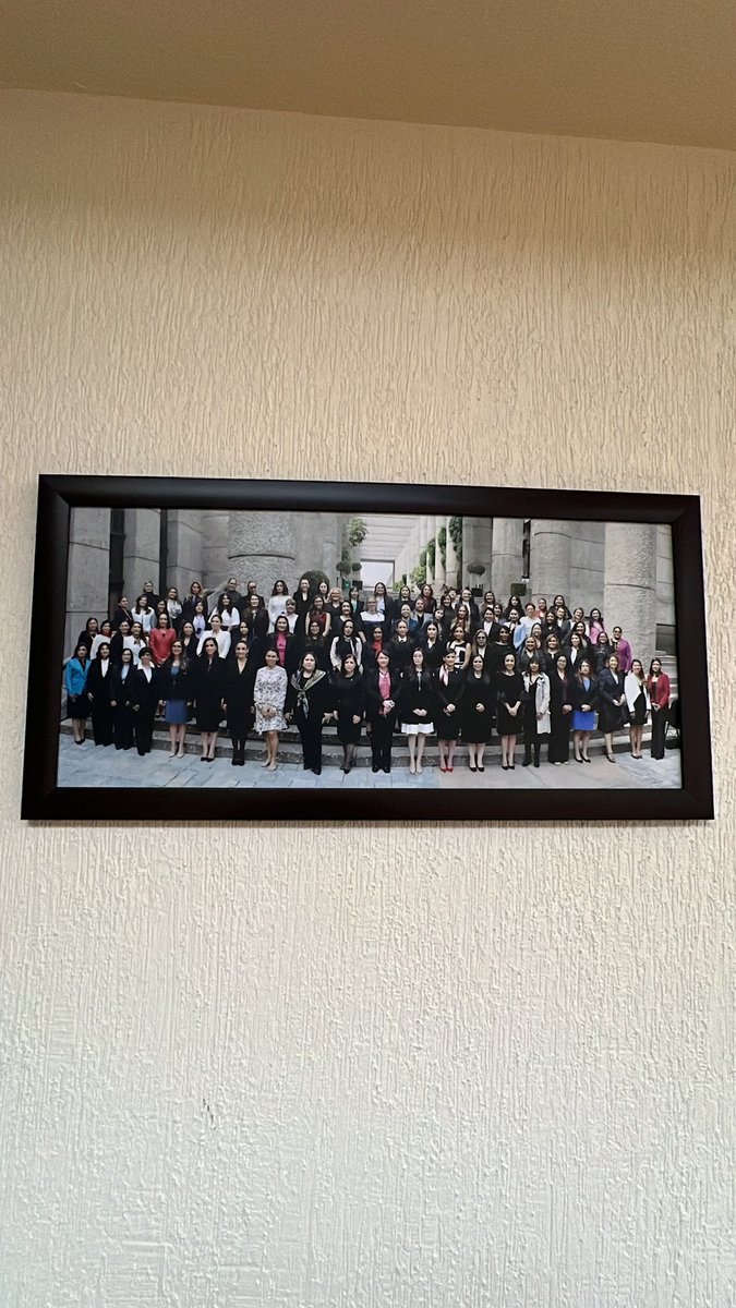 MendozAnaLuisa's tweet photo. Hoy, muchas compañeras juzgadoras dejan su encargo. Después de muchos años de estudio, trabajo, dedicación… incluso sacrificio para formarse  en cada puesto de la carrera judicial con la ilusión de un día participar en aquellos rigurosos concursos que te permitían ser juzgadora federal. 
Muchas, ejemplo de sororidad y empatía, ¡GRACIAS, GRACIAS, GRACIAS! Por ser puente, roca e inspiración para muchas que también llegamos 💜; mi admiración y agradecimiento eterno a su legado. 
Pido a Dios porque sigan brillando y continúen con ese ímpetu para seguir rompiendo techos de cristal 🍃🫶🏽.
31.08.2025